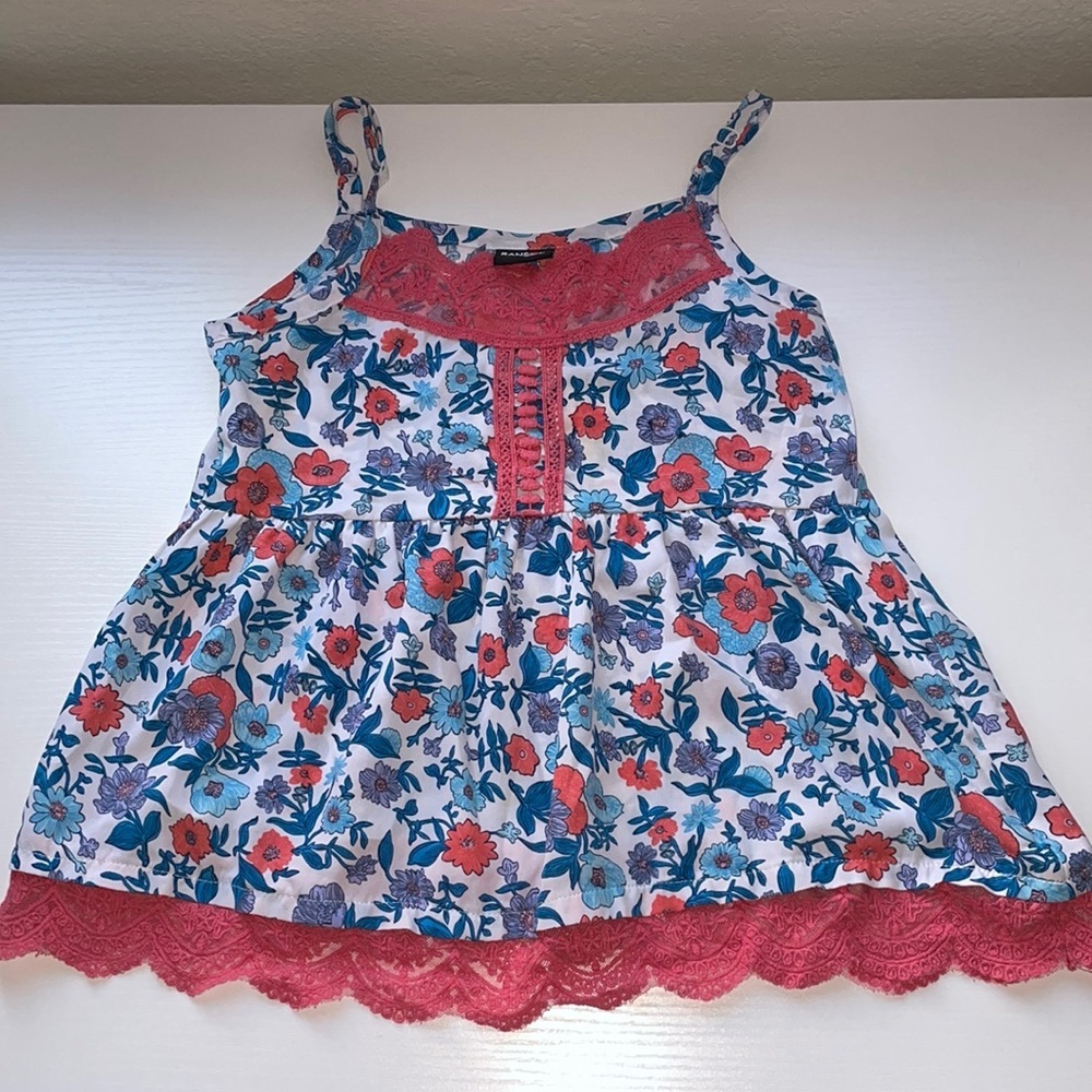 Flowered flowy tank with lace trim details